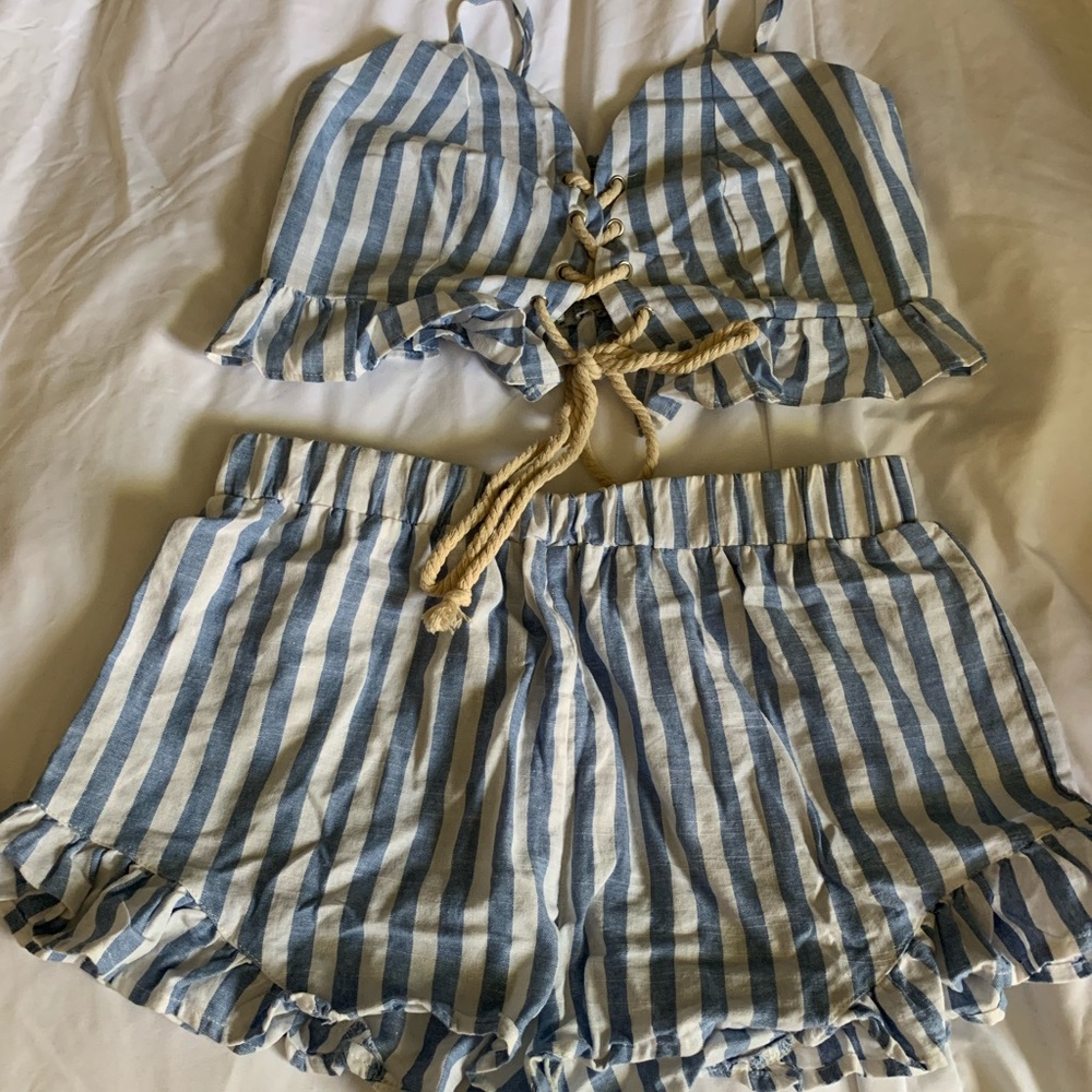 Short and bandeau set.